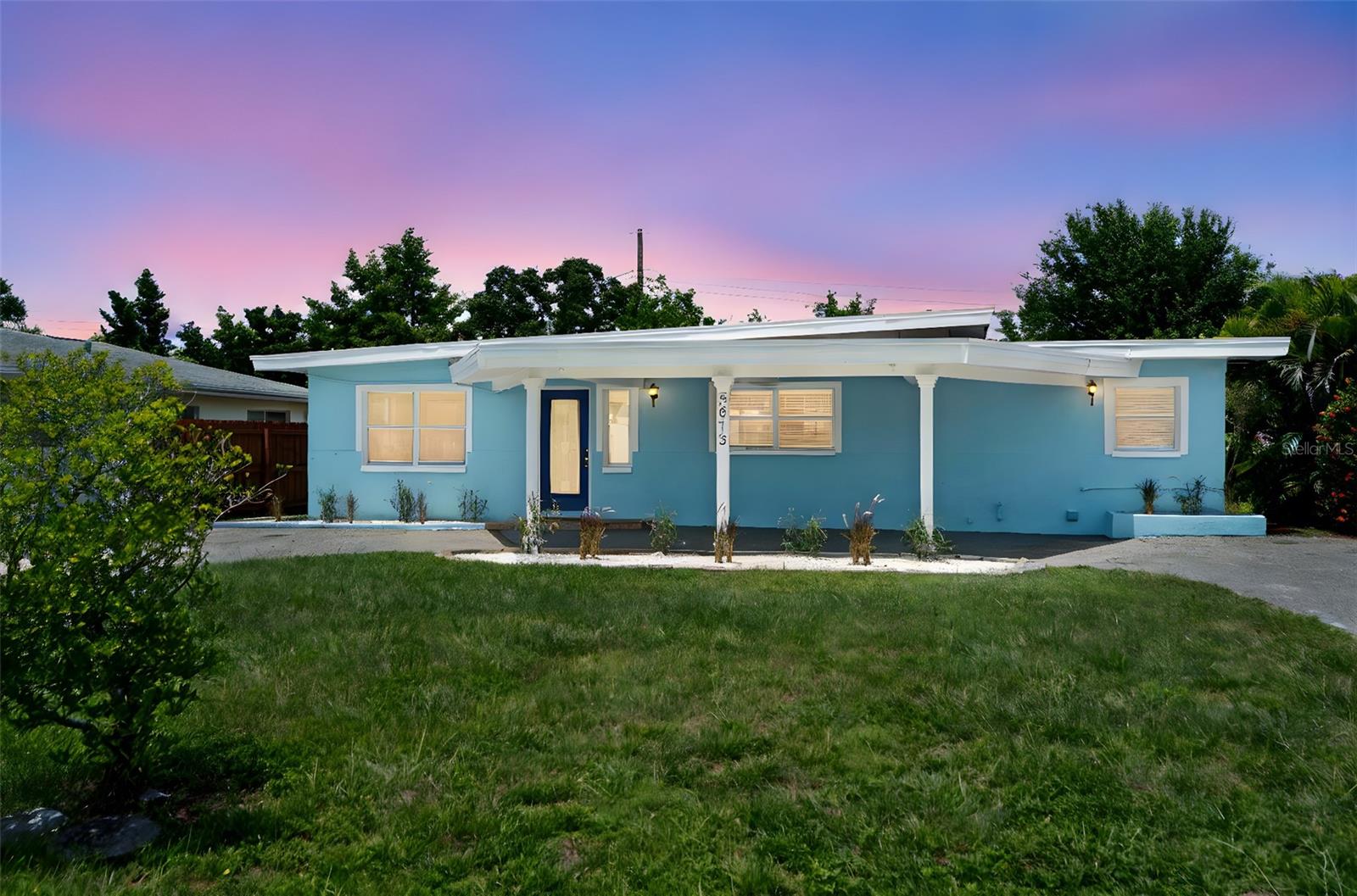 Single Family Residence in GULFPORT, FL - Daniel Dourado