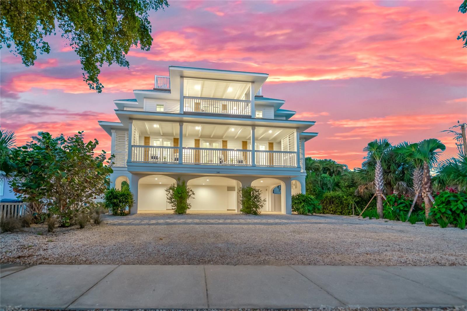 Single Family Residence in SARASOTA, FL - Daniel Dourado