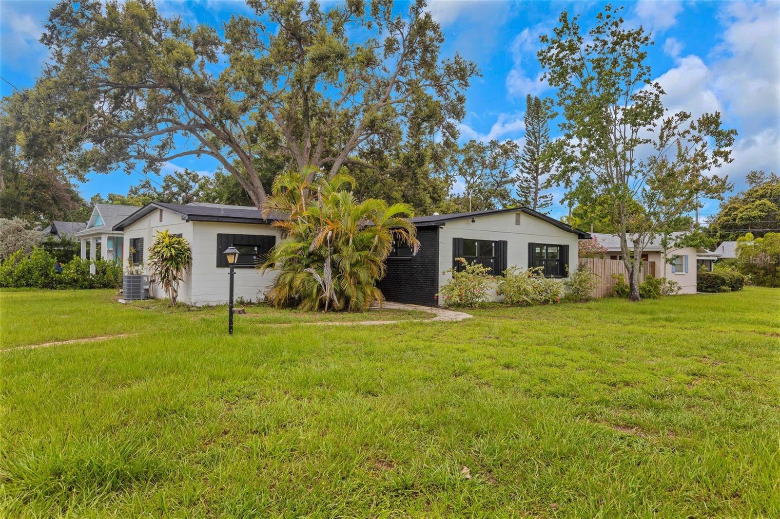 Single Family Residence in GULFPORT, FL - Daniel Dourado