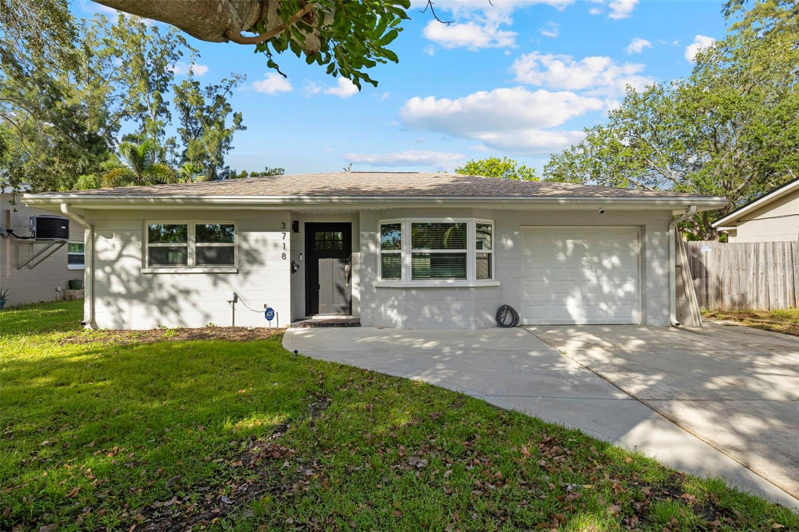 Single Family Residence em ST PETERSBURG, FL - Daniel Dourado