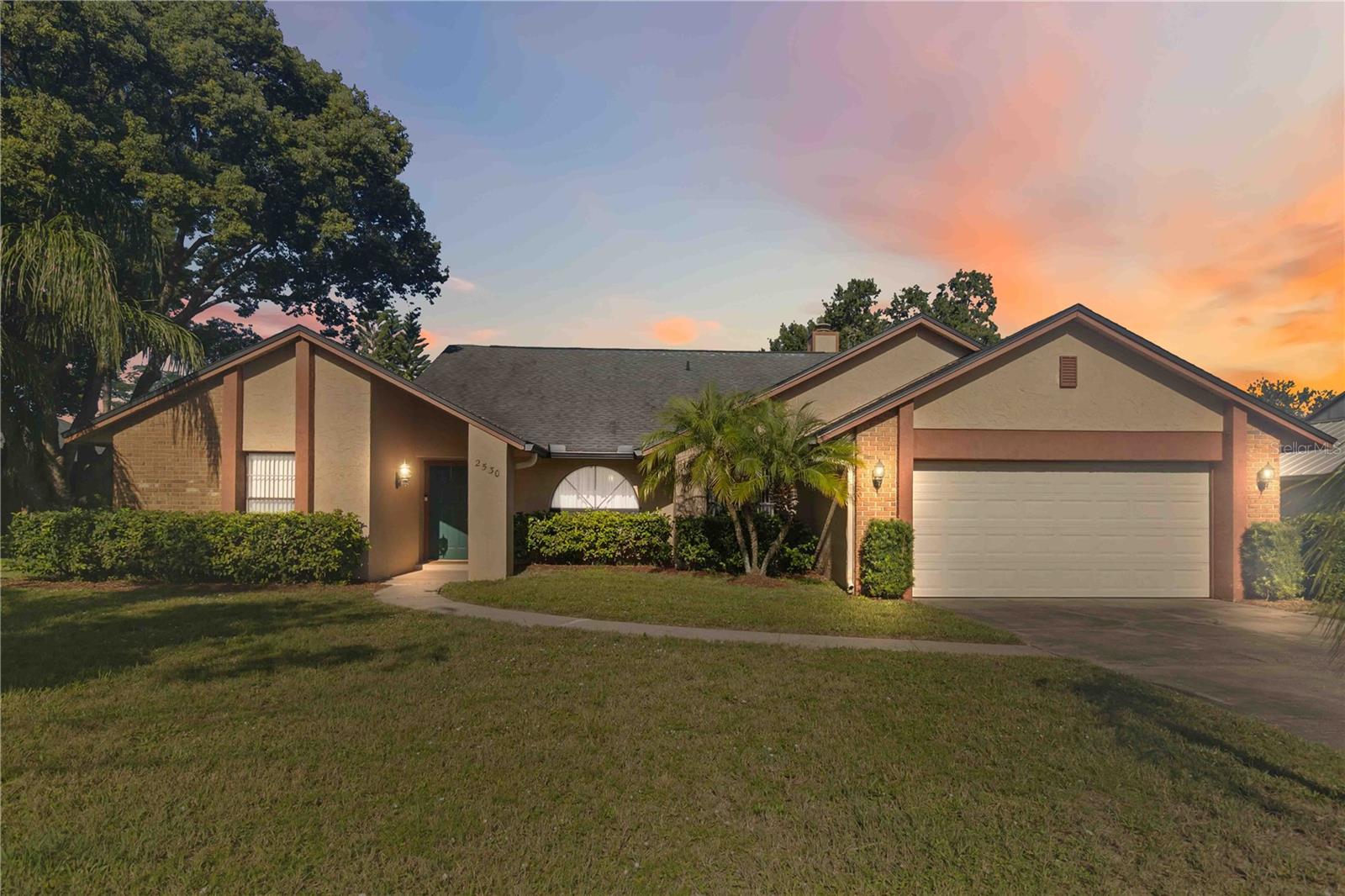 Single Family Residence em OVIEDO, FL - Daniel Dourado