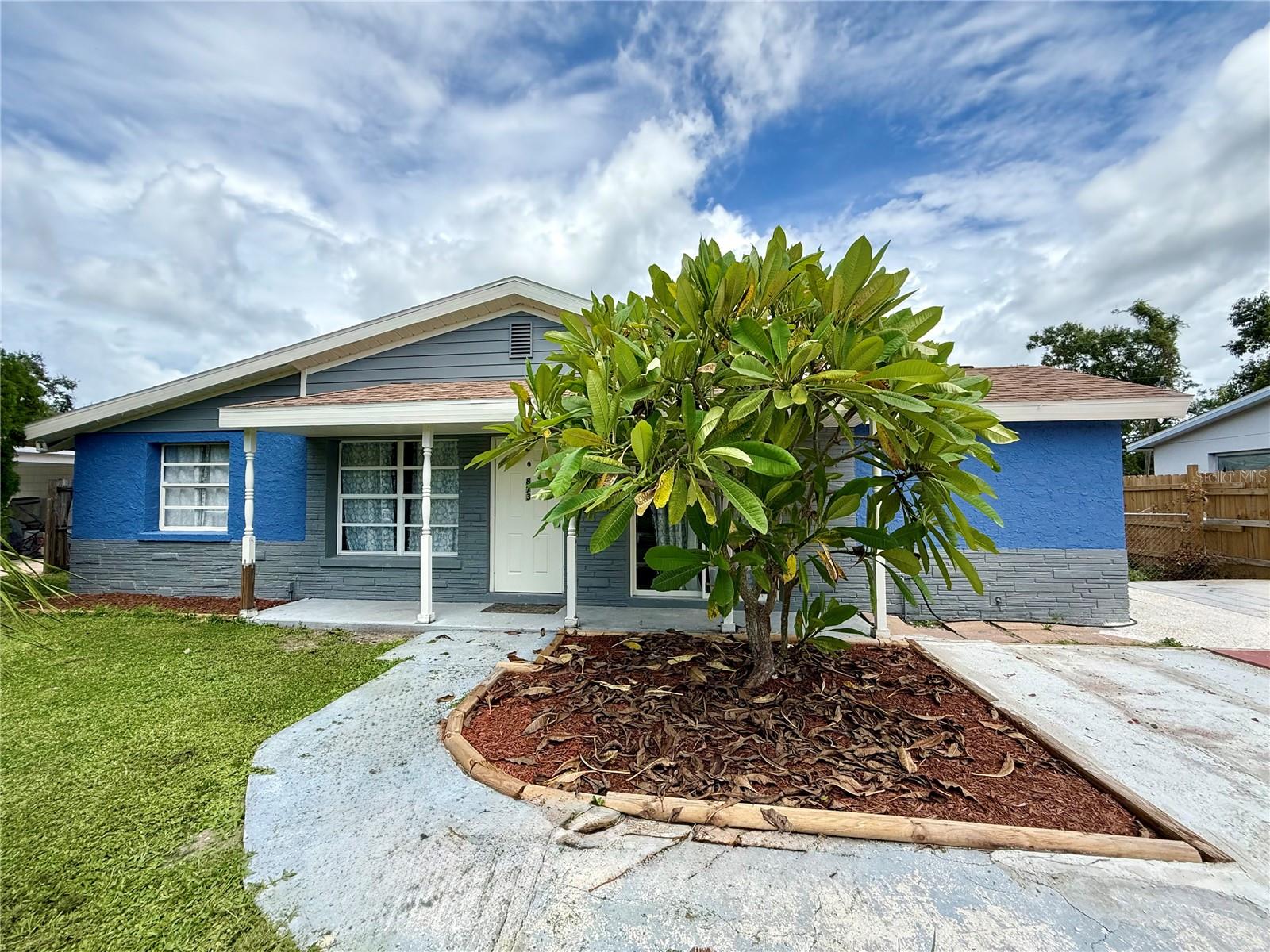 Single Family Residence in SARASOTA, FL - Daniel Dourado