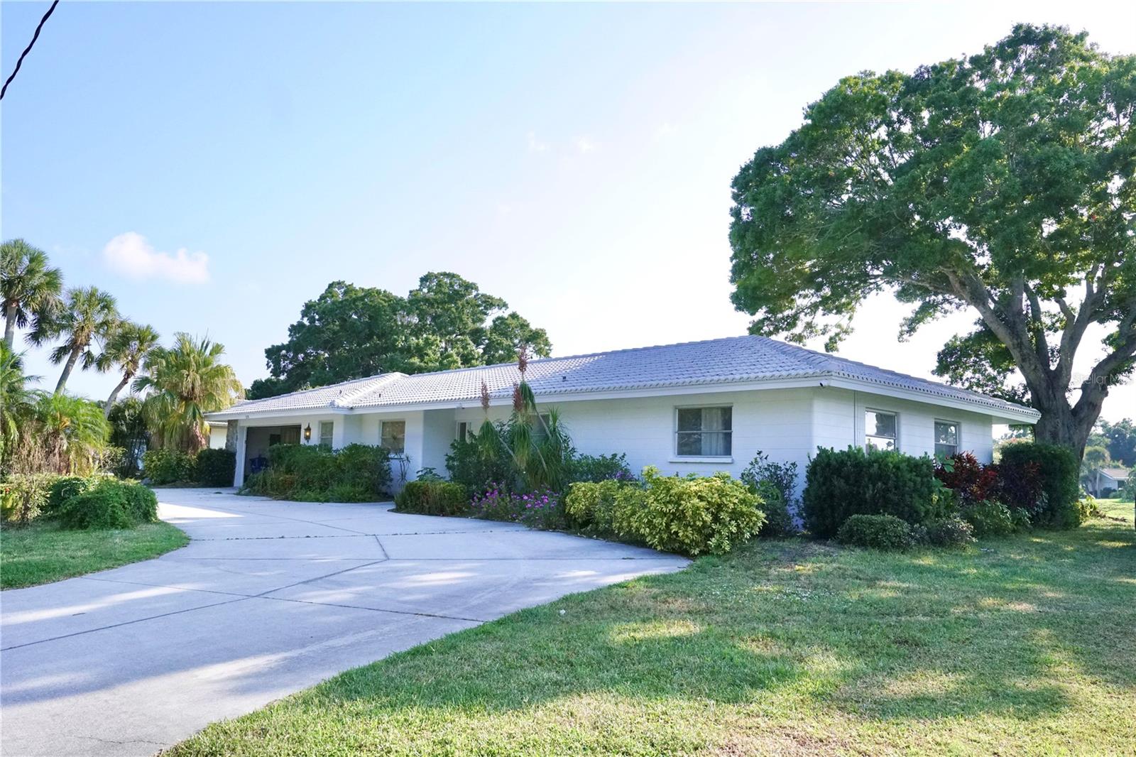 Single Family Residence in SARASOTA, FL - Daniel Dourado