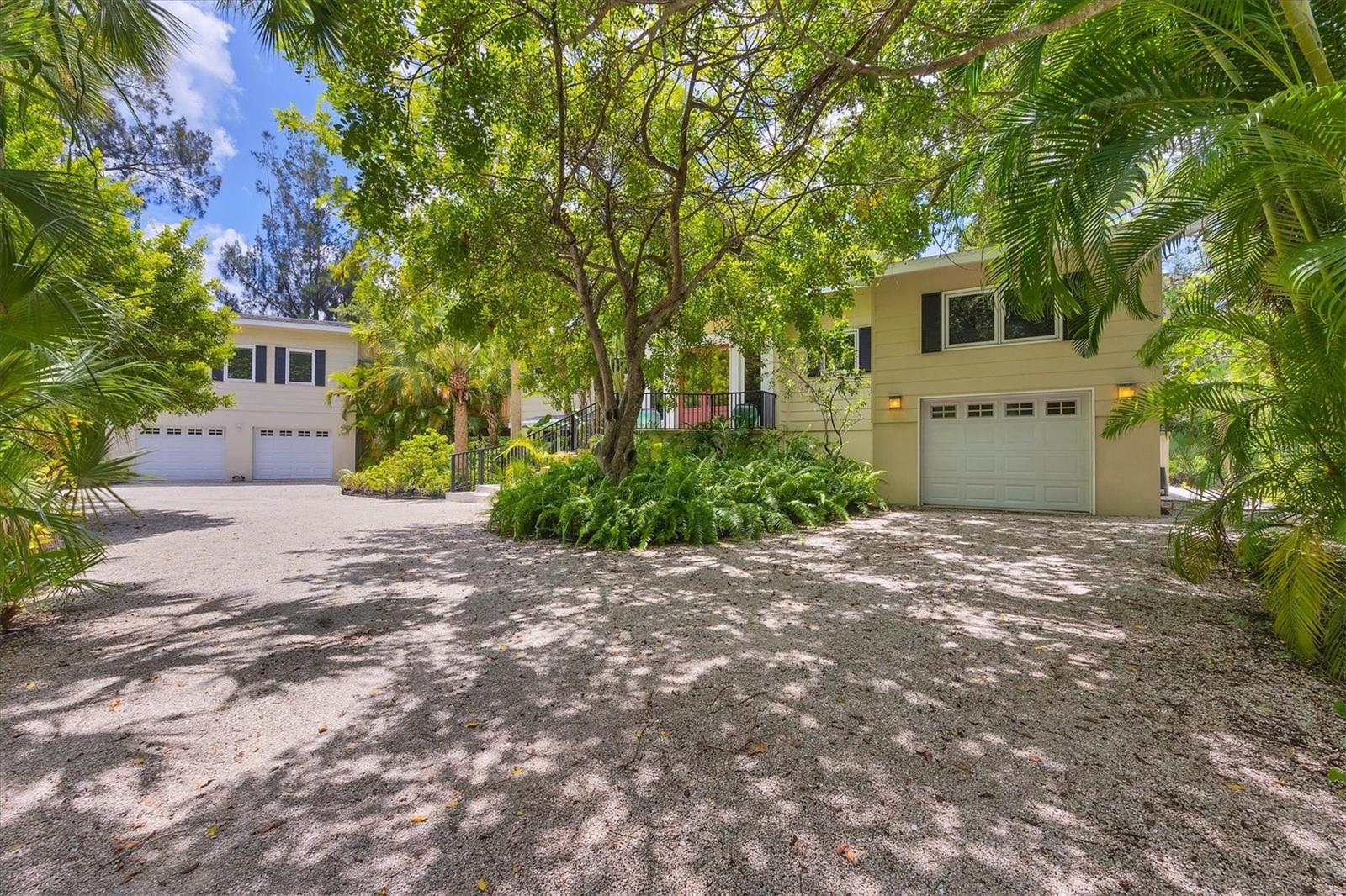 Single Family Residence in SARASOTA, FL - Daniel Dourado