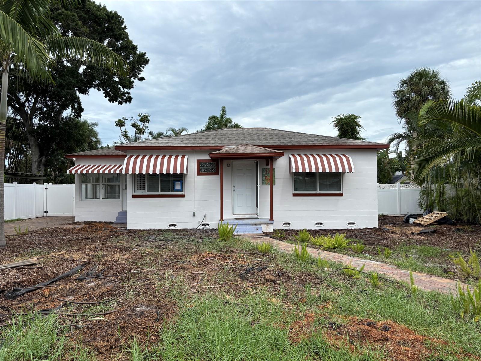 Single Family Residence in GULFPORT, FL - Daniel Dourado