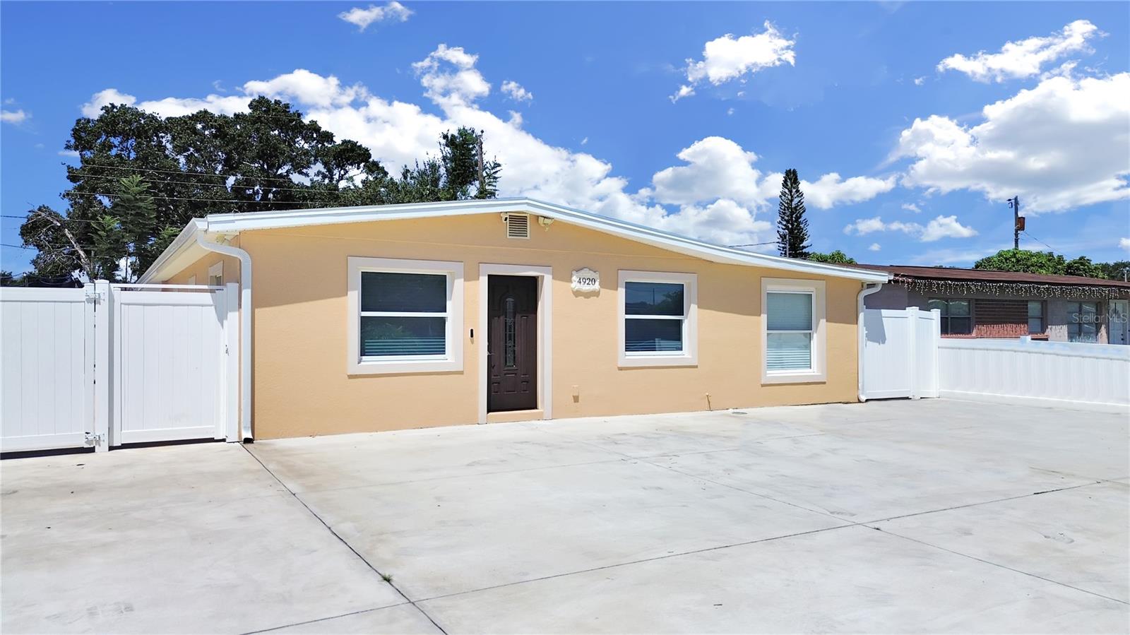 Single Family Residence in TAMPA, FL - Daniel Dourado