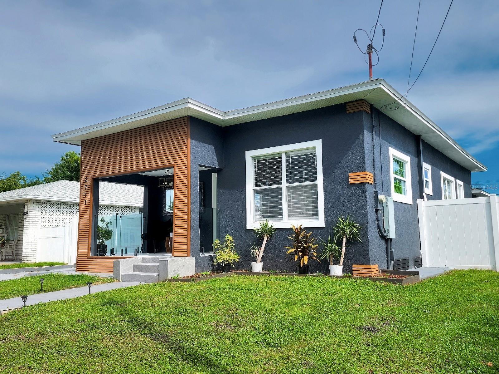 Single Family Residence in TAMPA, FL - Daniel Dourado