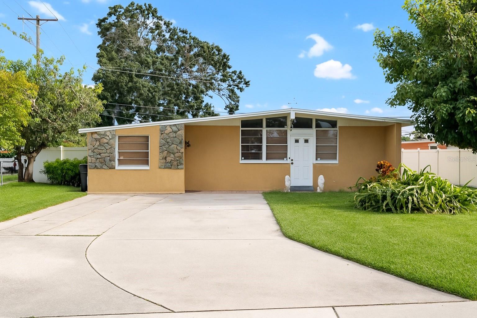 Single Family Residence in TAMPA, FL - Daniel Dourado