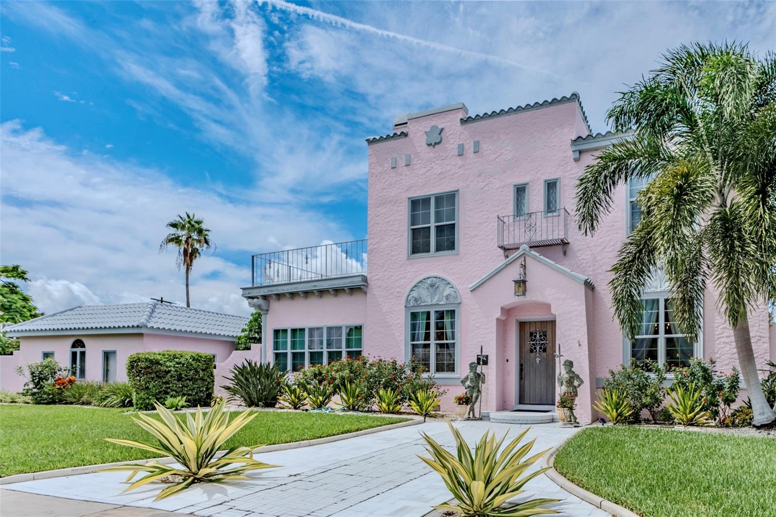 Single Family Residence in SARASOTA, FL - Daniel Dourado