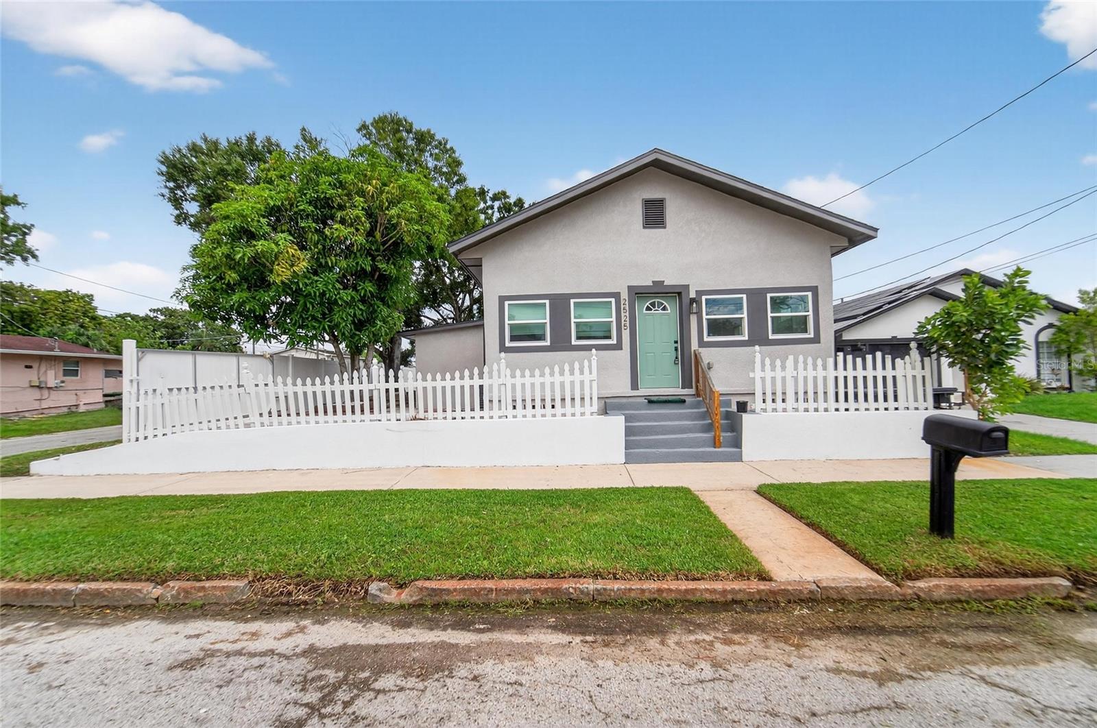 Single Family Residence in TAMPA, FL - Daniel Dourado