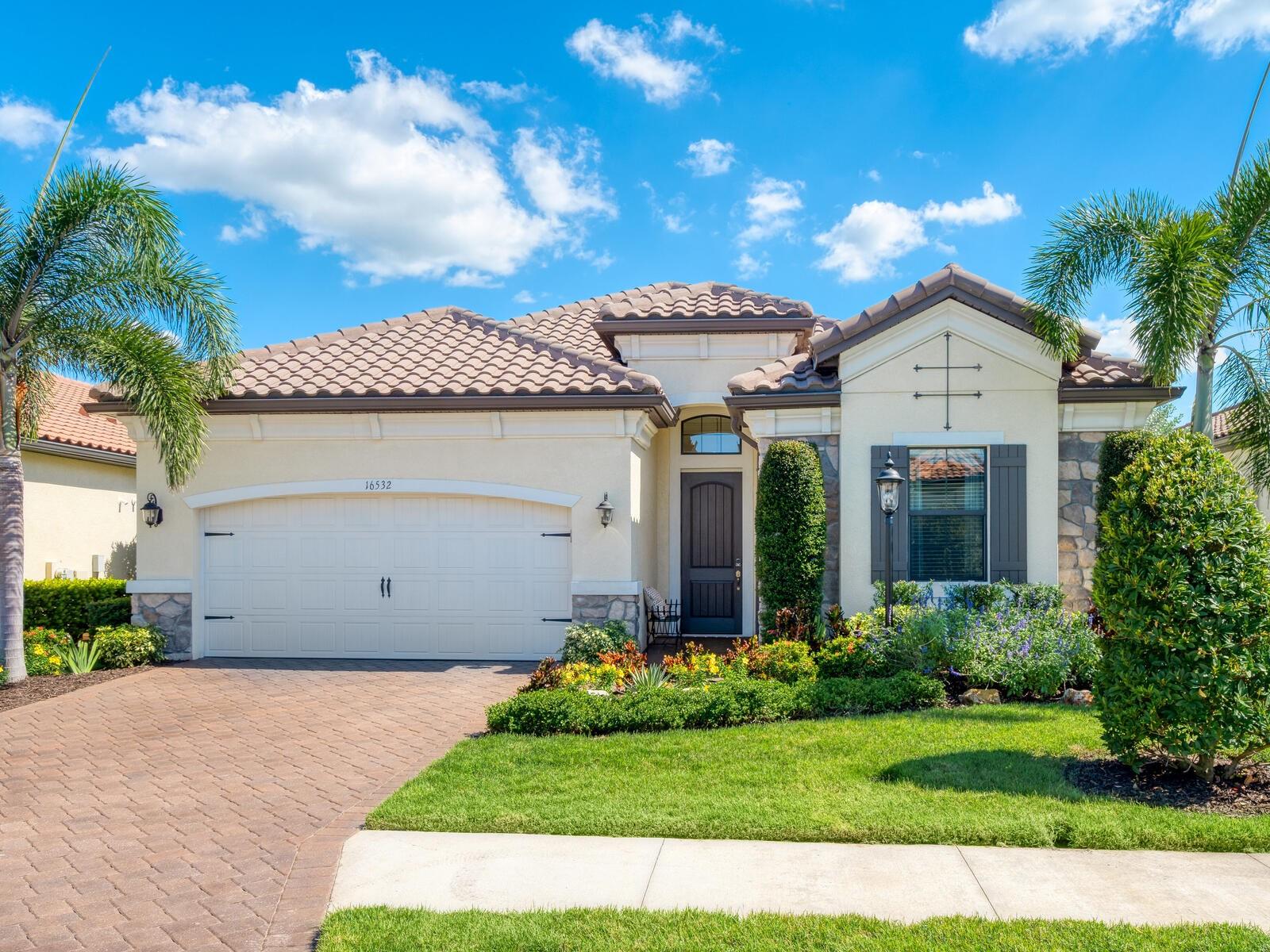 Single Family Residence in LAKEWOOD RANCH, FL - Daniel Dourado