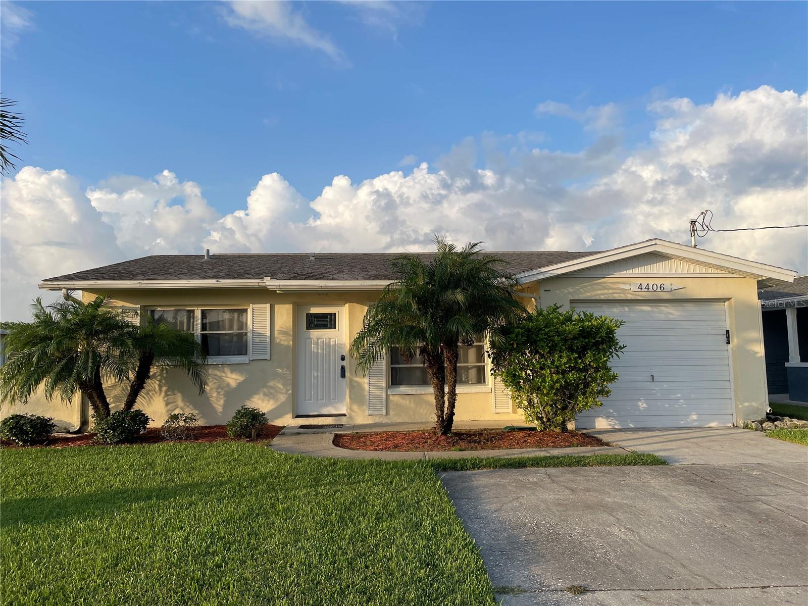 Single Family Residence in NEW PORT RICHEY, FL - Daniel Dourado