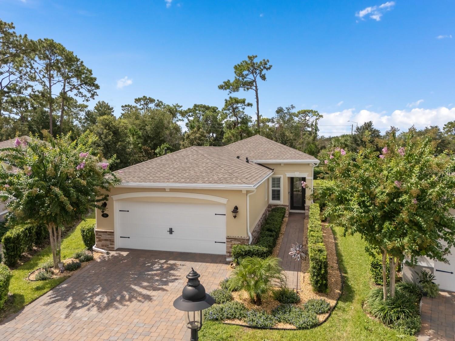 Single Family Residence in DELAND, FL - Daniel Dourado