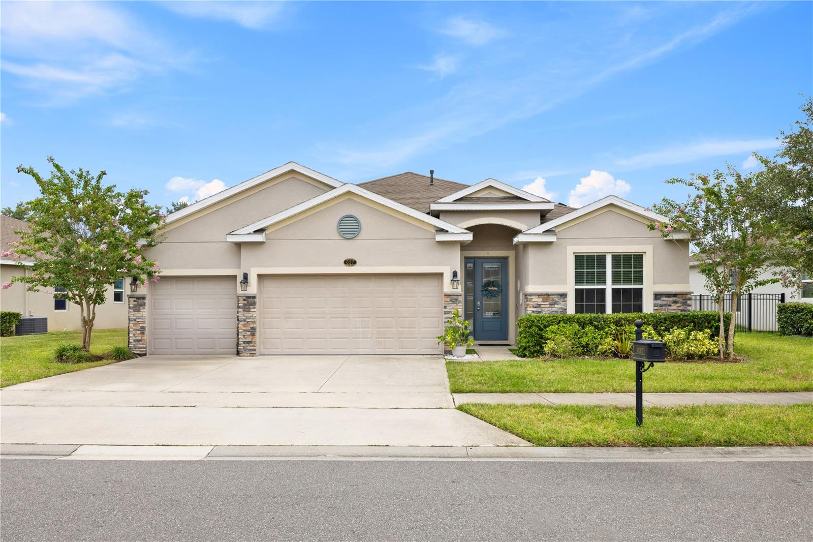 Single Family Residence in DELAND, FL - Daniel Dourado