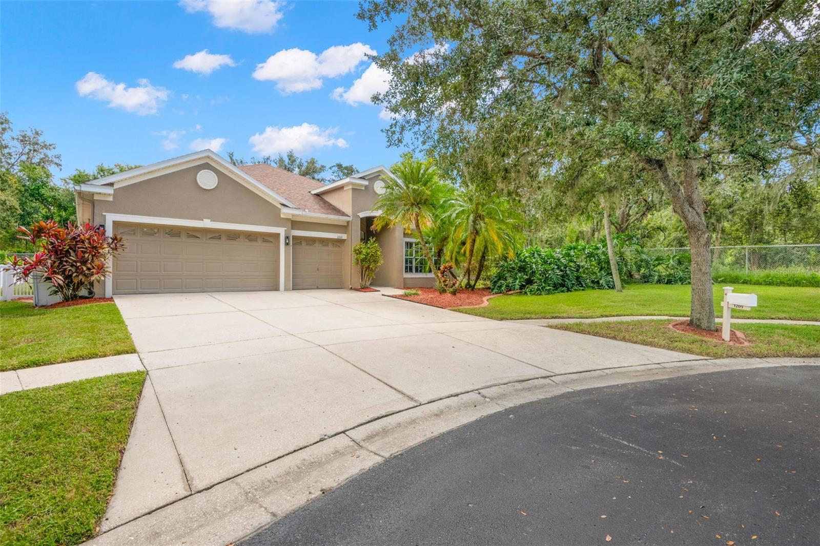 Single Family Residence in VALRICO, FL - Daniel Dourado