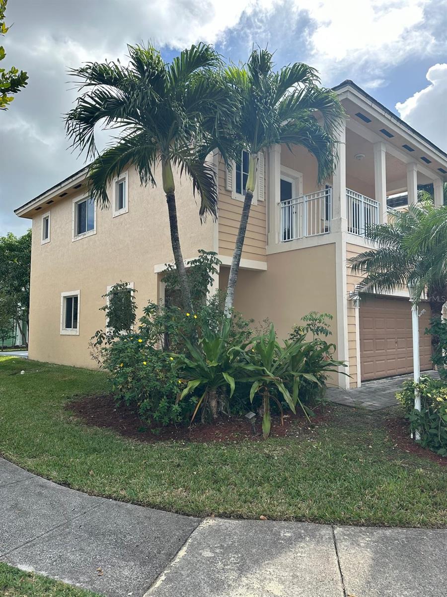 Single Family Residence in HOMESTEAD, FL - Daniel Dourado