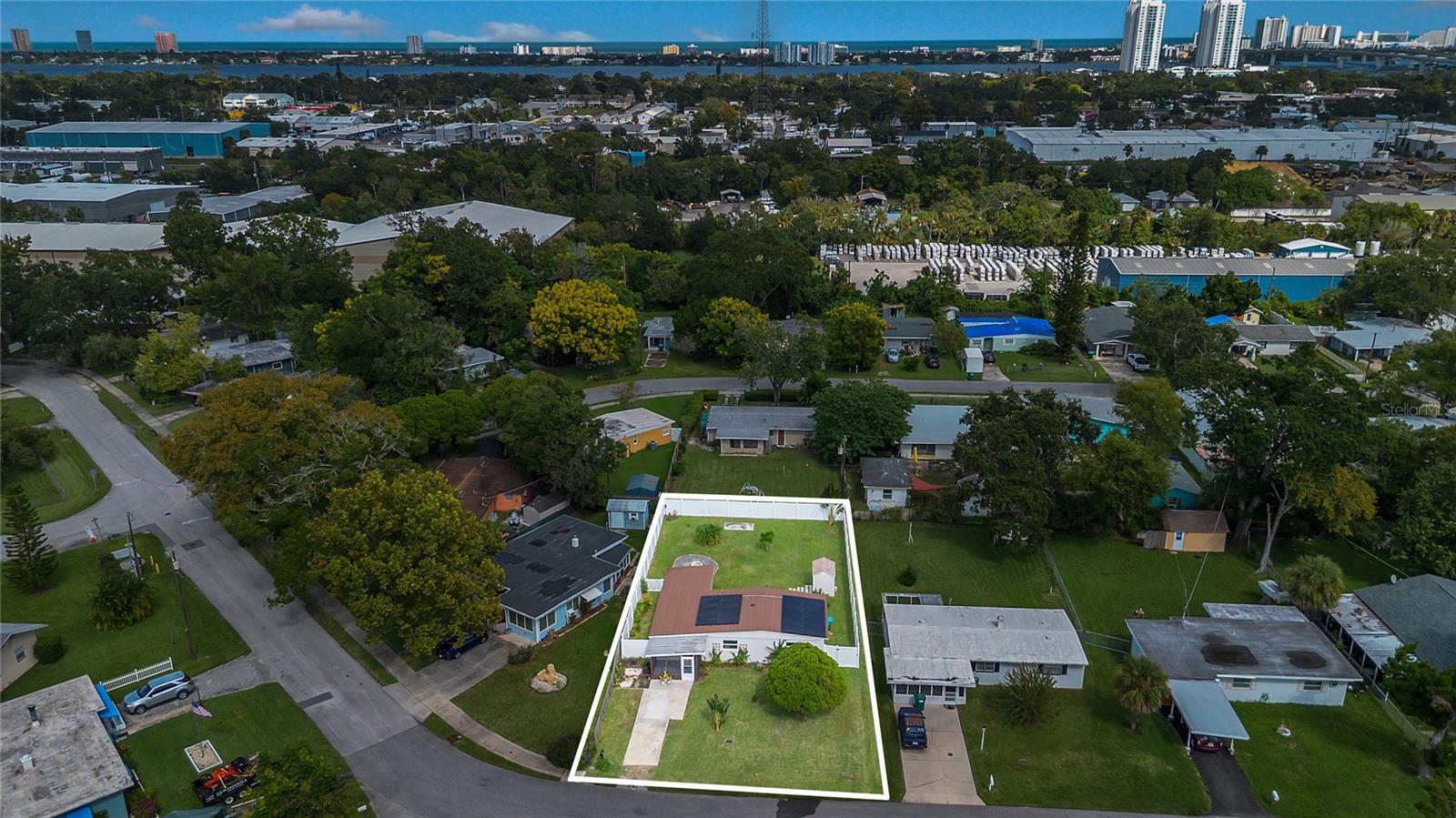 Single Family Residence em HOLLY HILL, FL - Daniel Dourado