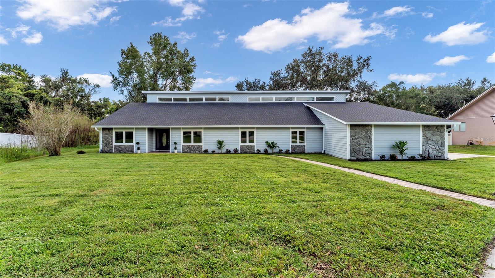 Single Family Residence in BRANDON, FL - Daniel Dourado