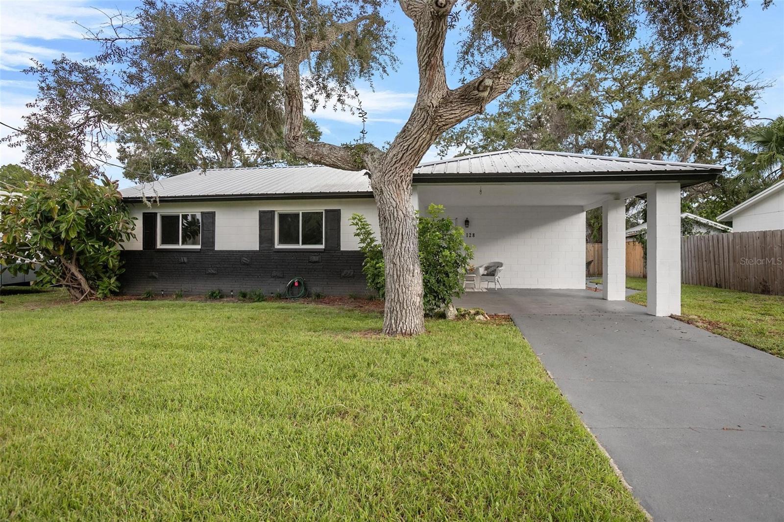 Single Family Residence in EDGEWATER, FL - Daniel Dourado