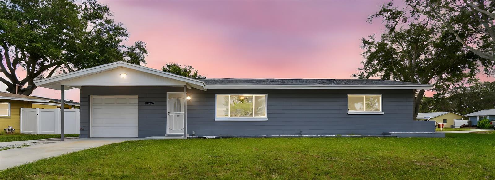 Single Family Residence in SEMINOLE, FL - Daniel Dourado