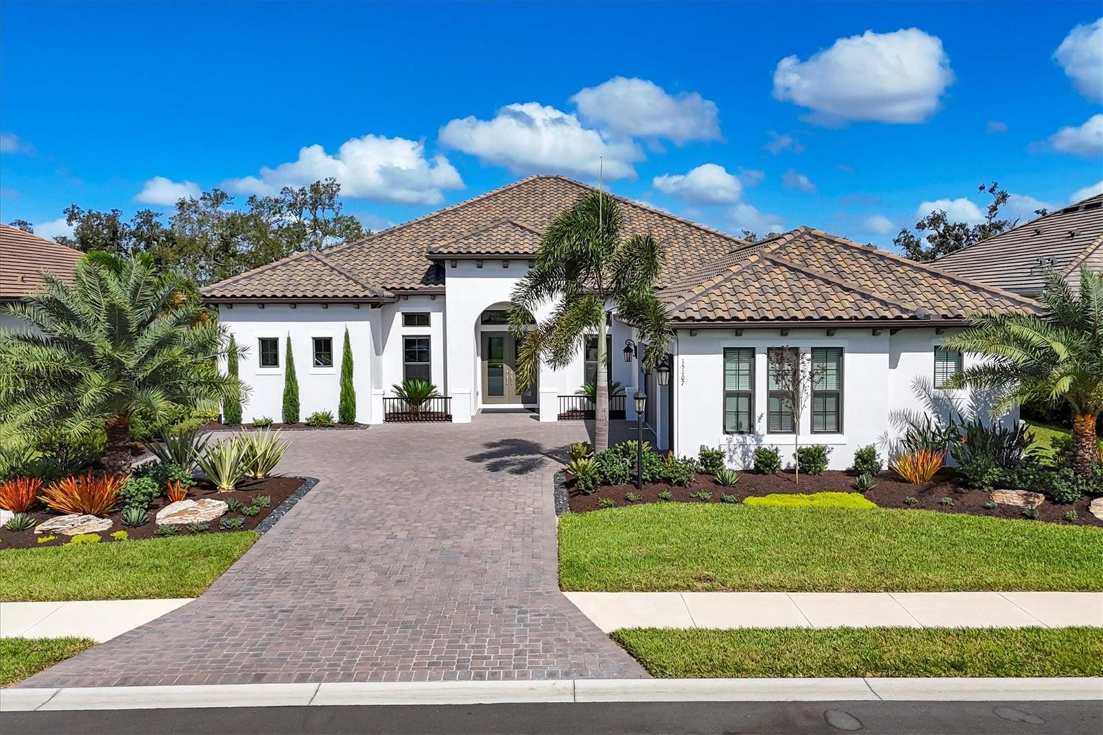 Single Family Residence in LAKEWOOD RANCH, FL - Daniel Dourado