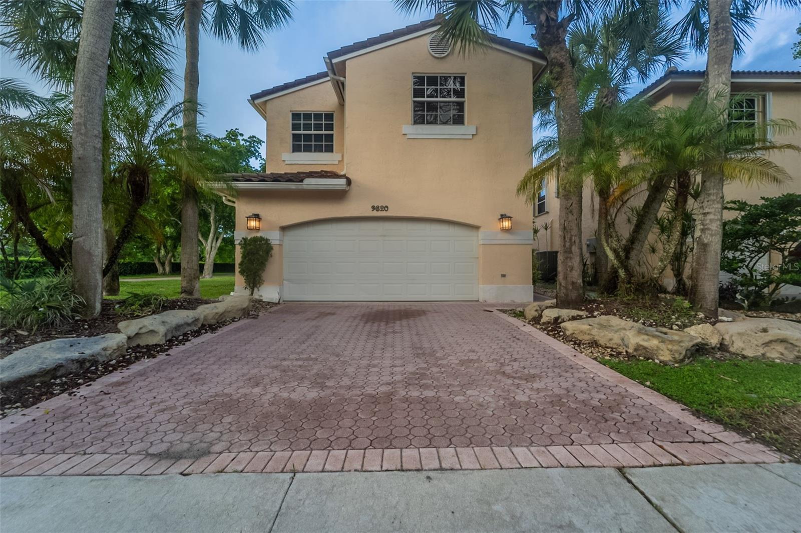 Single Family Residence in PLANTATION, FL - Daniel Dourado