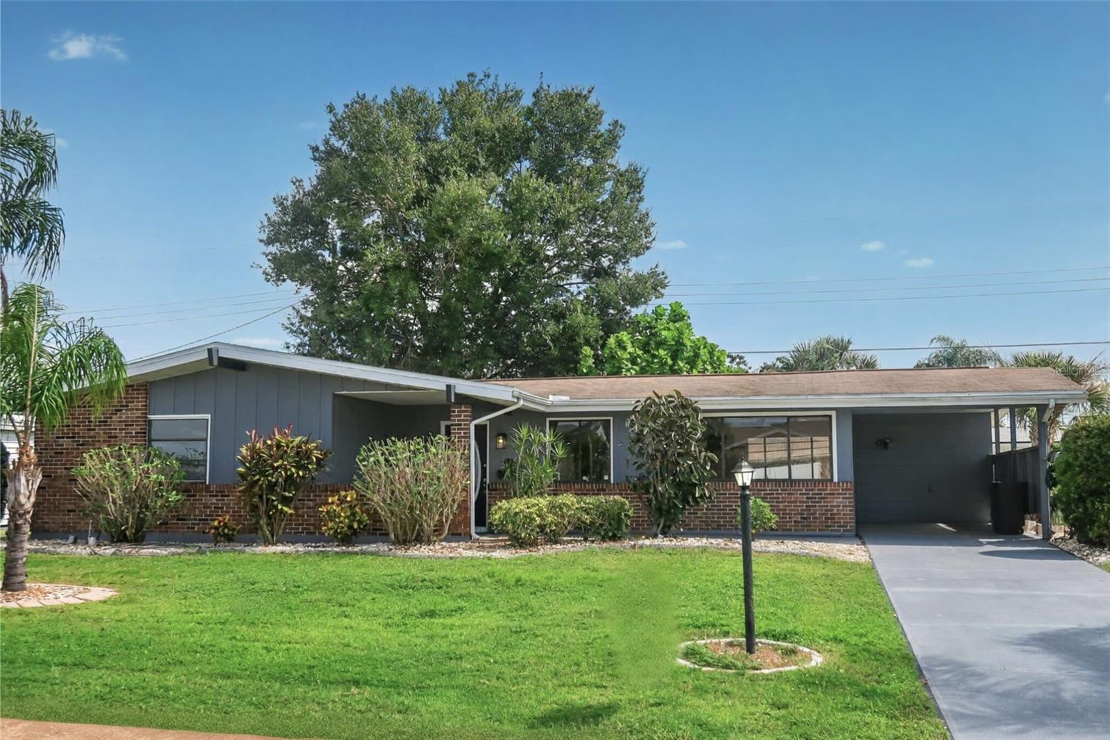 Single Family Residence em SUN CITY CENTER, FL - Daniel Dourado