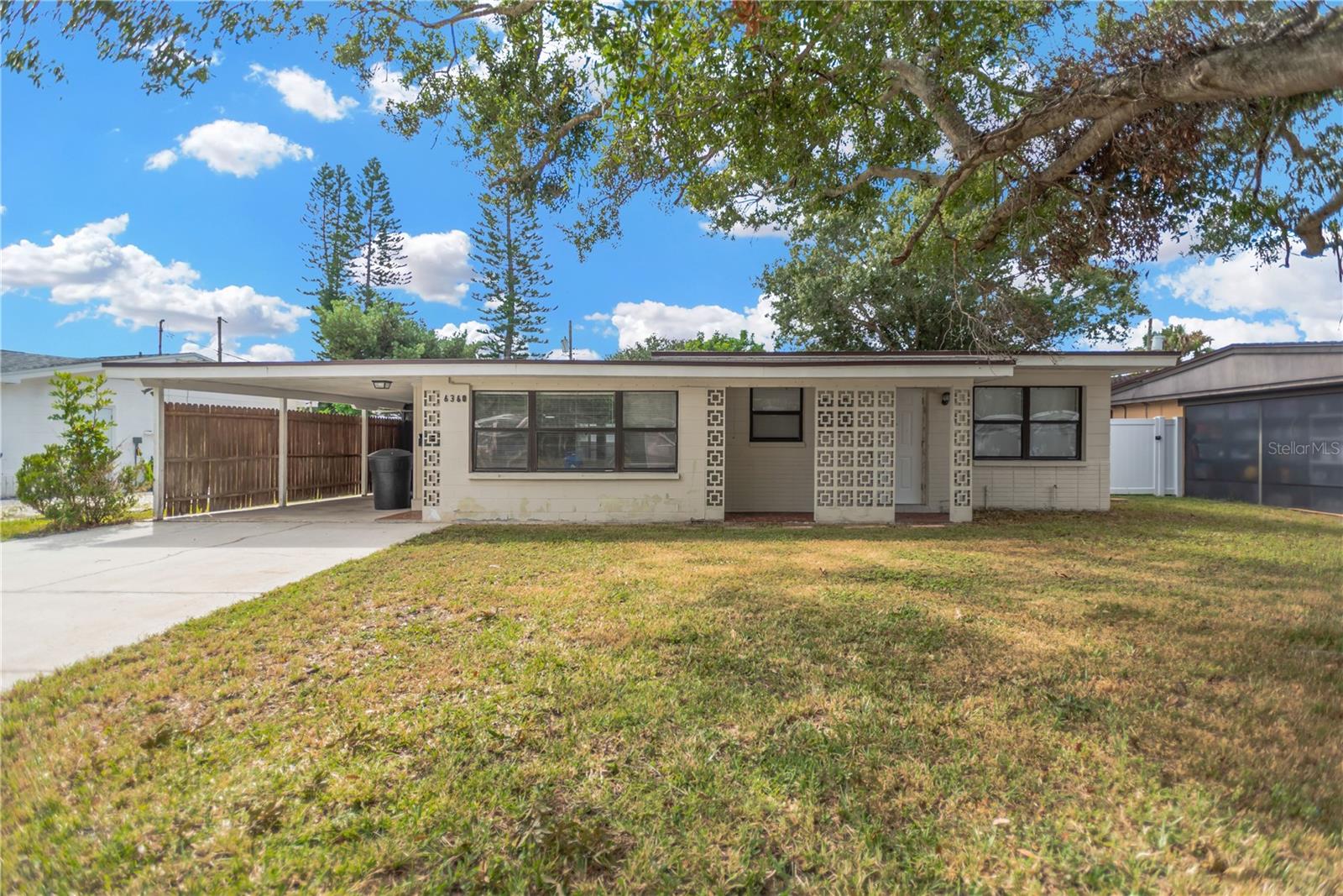 Single Family Residence em ST PETERSBURG, FL - Daniel Dourado