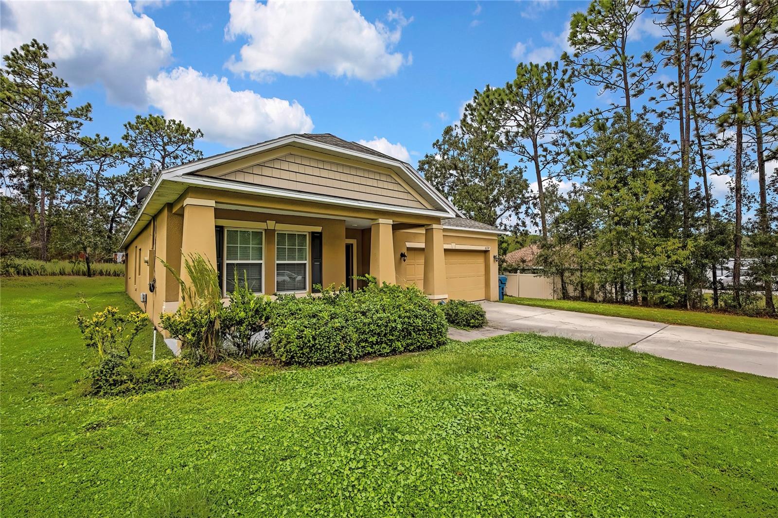 Single Family Residence in WEEKI WACHEE, FL - Daniel Dourado