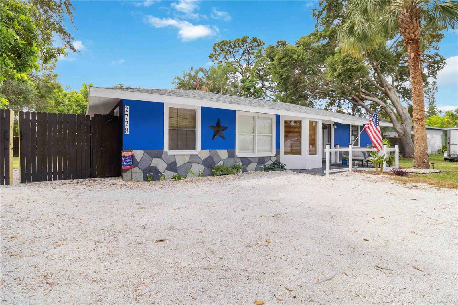 Single Family Residence in SARASOTA, FL - Daniel Dourado