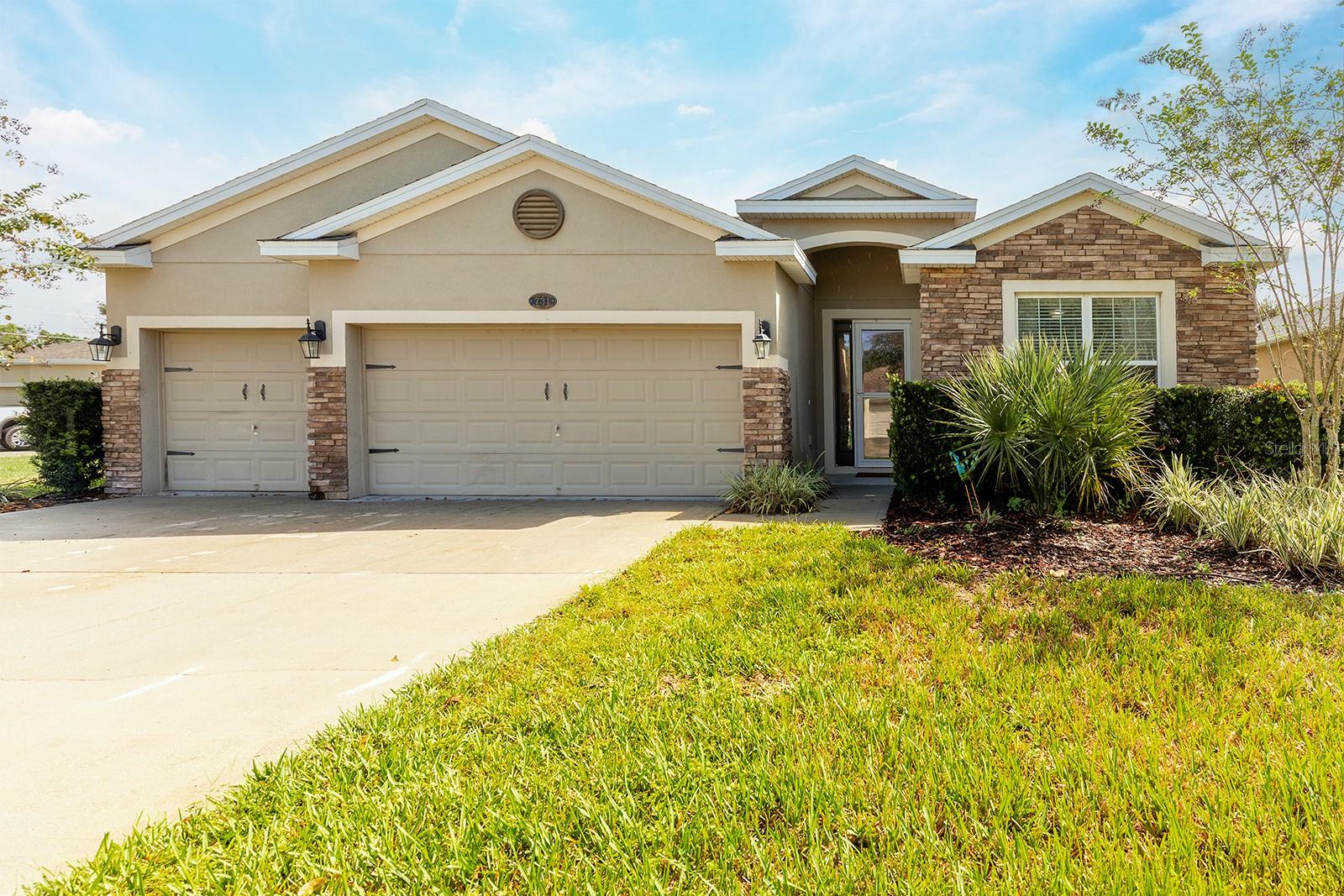 Single Family Residence in DELAND, FL - Daniel Dourado