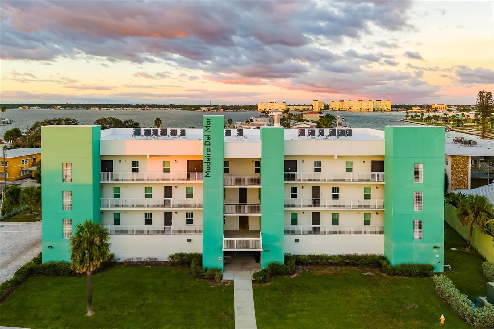 Condominium em MADEIRA BEACH, FL - Daniel Dourado