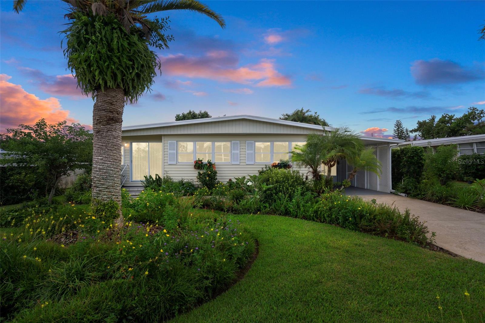 Mobile Home in PALM HARBOR, FL - Daniel Dourado