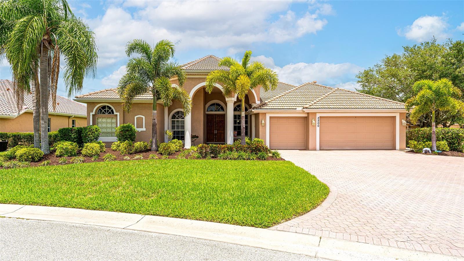 Single Family Residence in SARASOTA, FL - Daniel Dourado