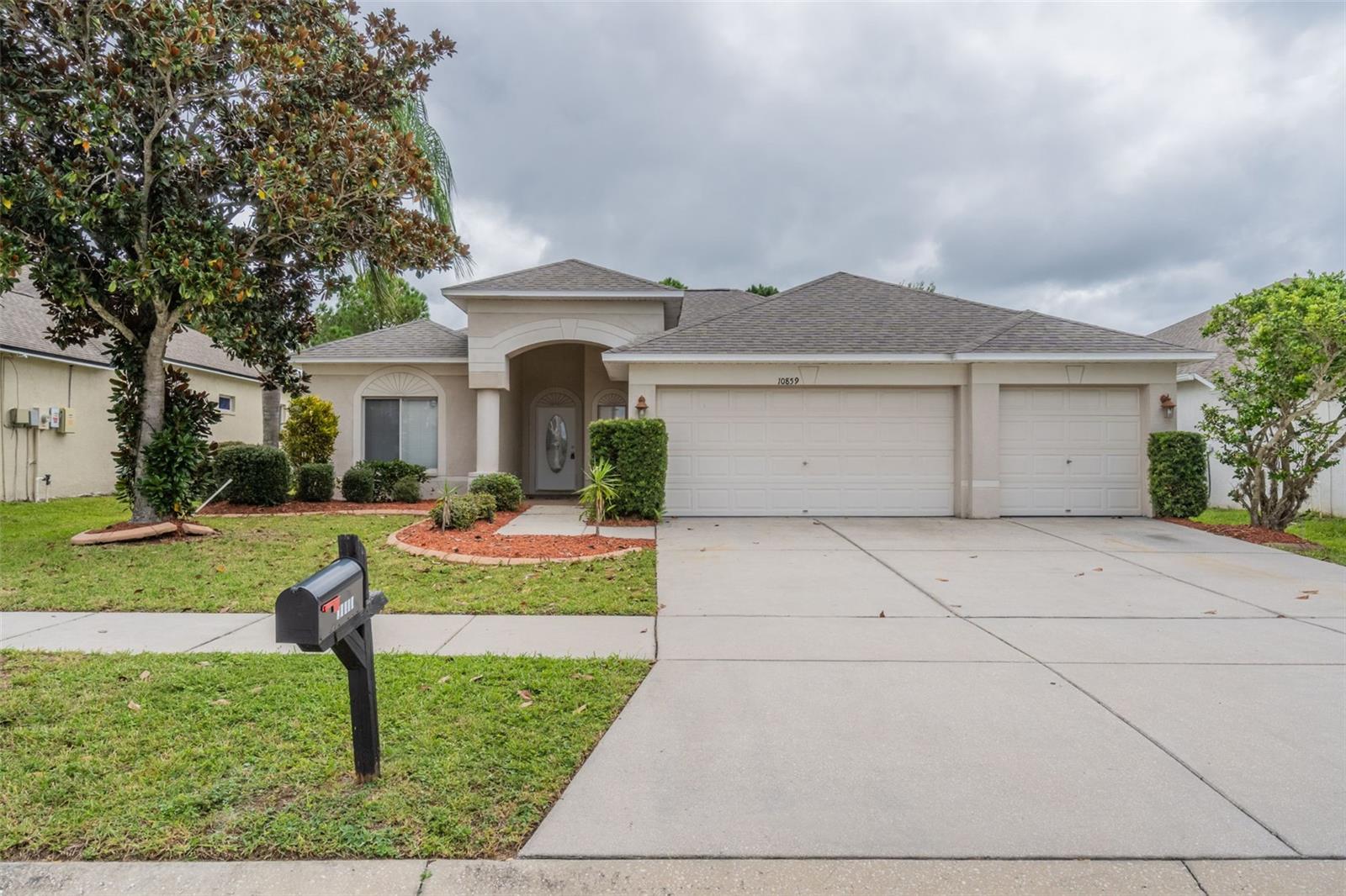 Single Family Residence in RIVERVIEW, FL - Daniel Dourado