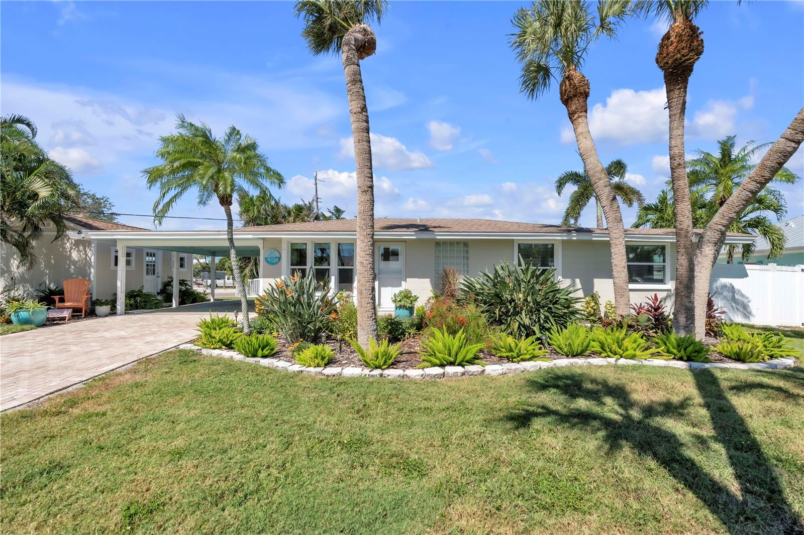 Single Family Residence in HOLMES BEACH, FL - Daniel Dourado