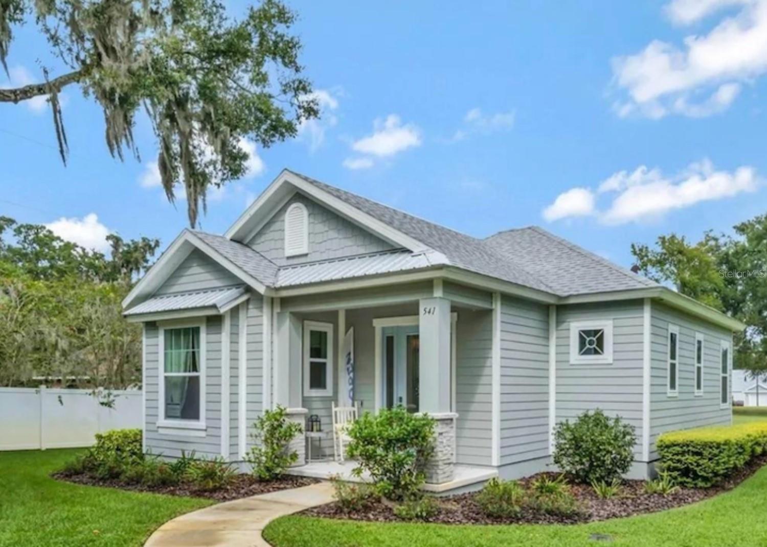 Single Family Residence in DELAND, FL - Daniel Dourado