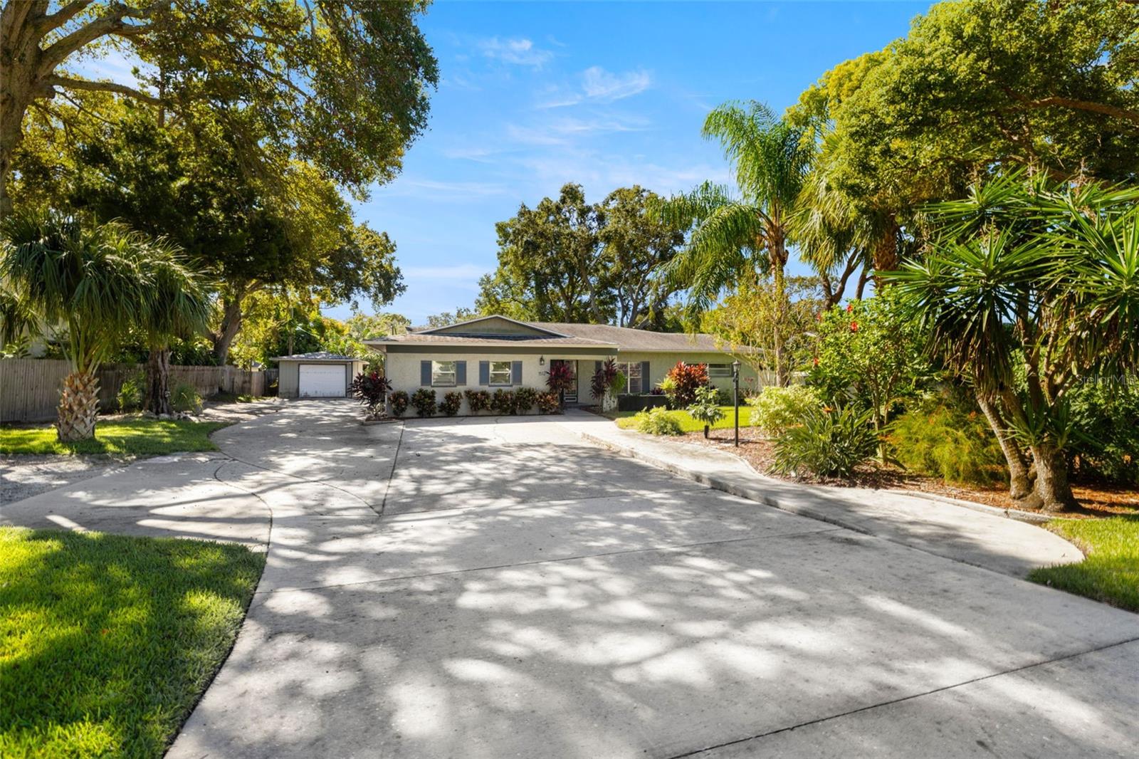 Single Family Residence in PALM HARBOR, FL - Daniel Dourado