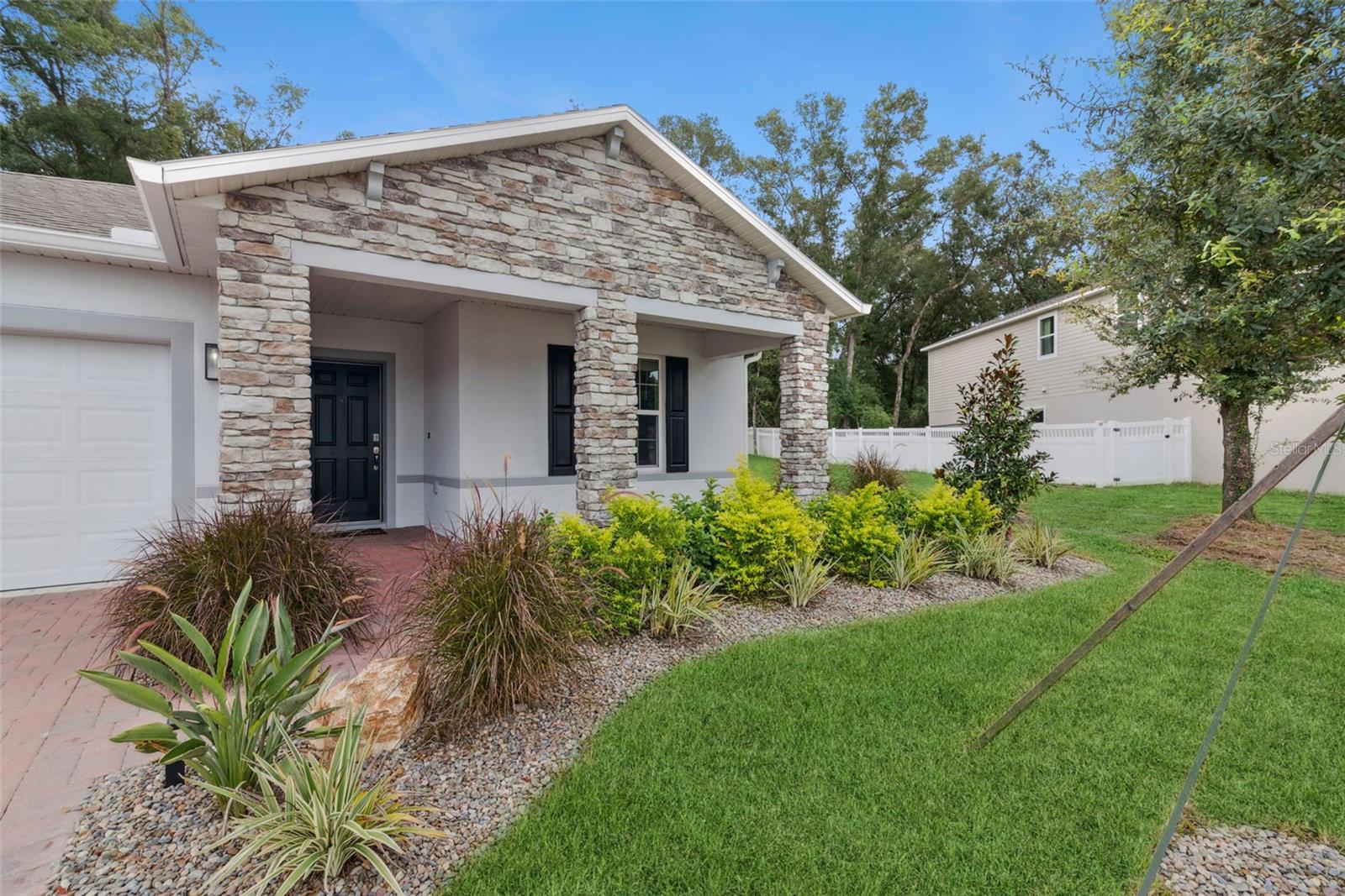 Single Family Residence in DELAND, FL - Daniel Dourado