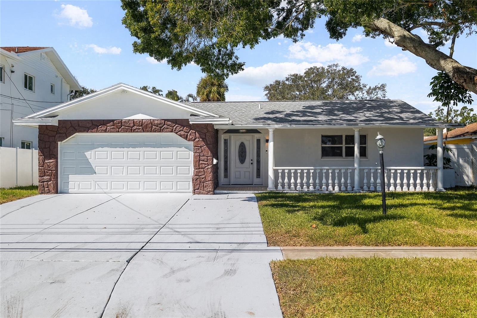 Single Family Residence em ST PETERSBURG, FL - Daniel Dourado