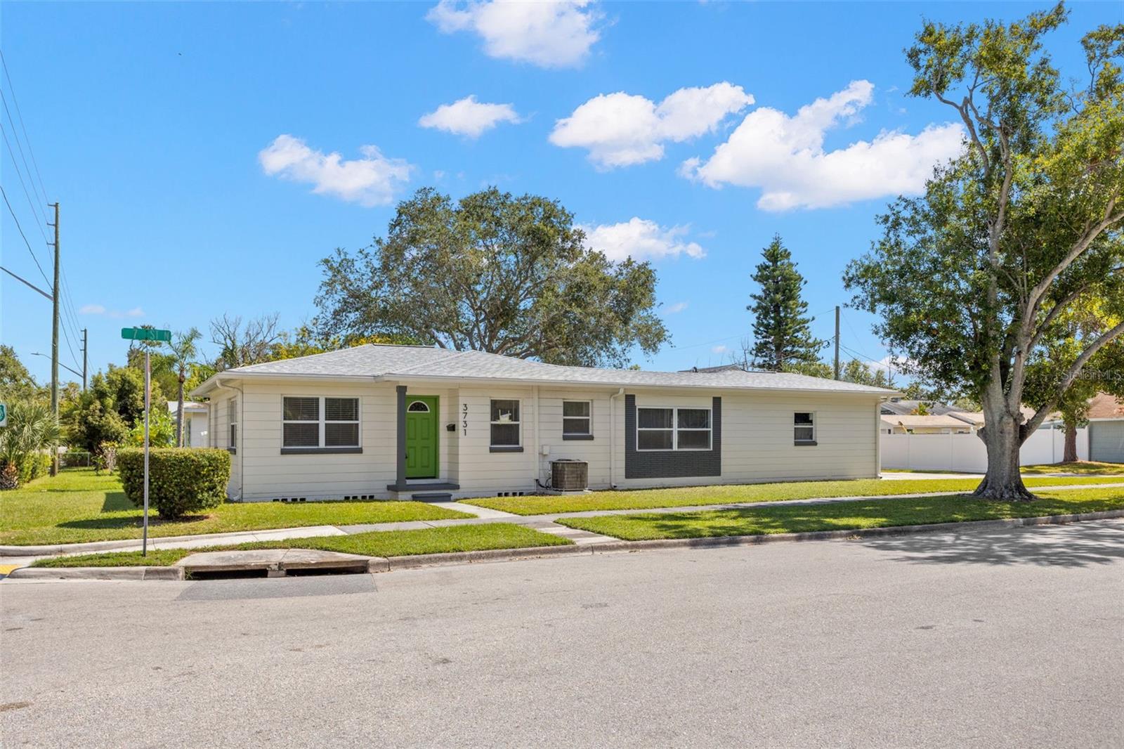 Single Family Residence em ST PETERSBURG, FL - Daniel Dourado