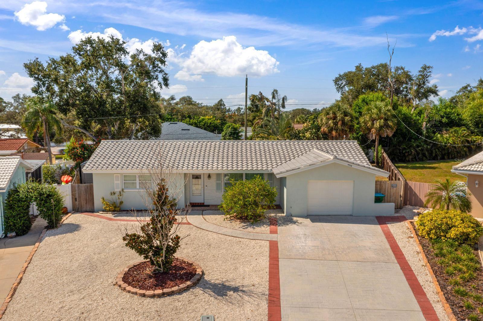 Single Family Residence in SEMINOLE, FL - Daniel Dourado