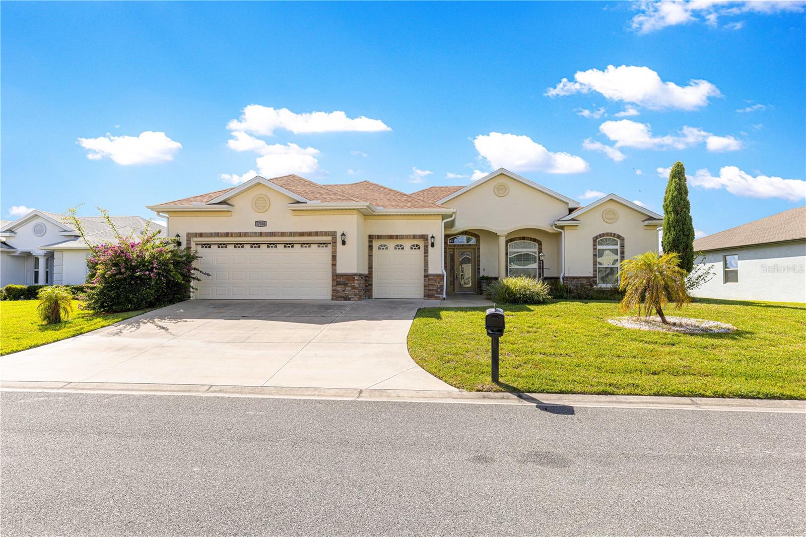 Single Family Residence em SUMMERFIELD, FL - Daniel Dourado