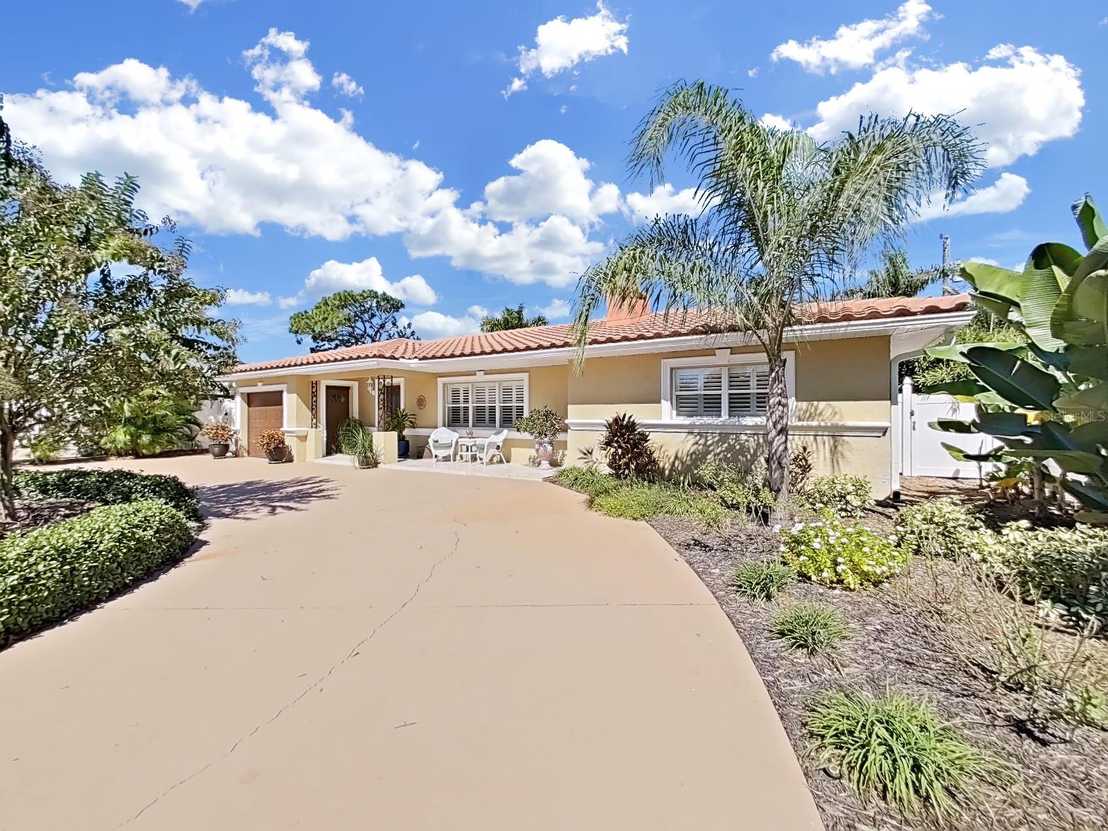 Single Family Residence in ST PETERSBURG, FL - Daniel Dourado