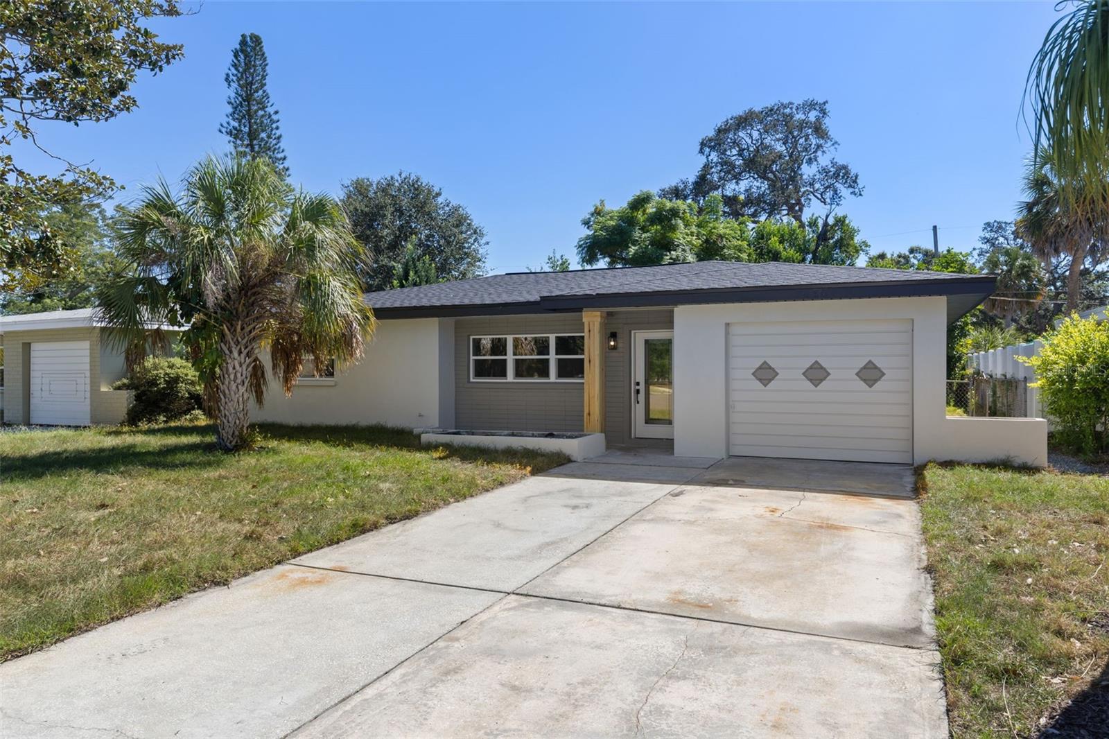 Single Family Residence in GULFPORT, FL - Daniel Dourado