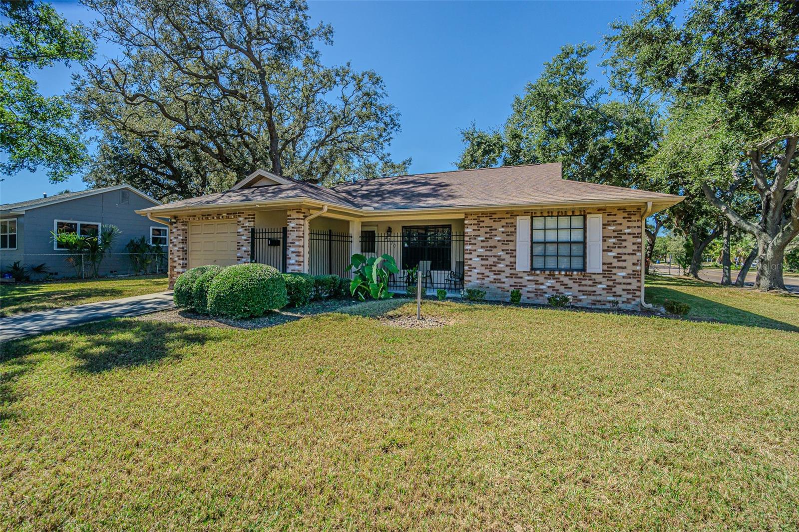 Single Family Residence em ST PETERSBURG, FL - Daniel Dourado