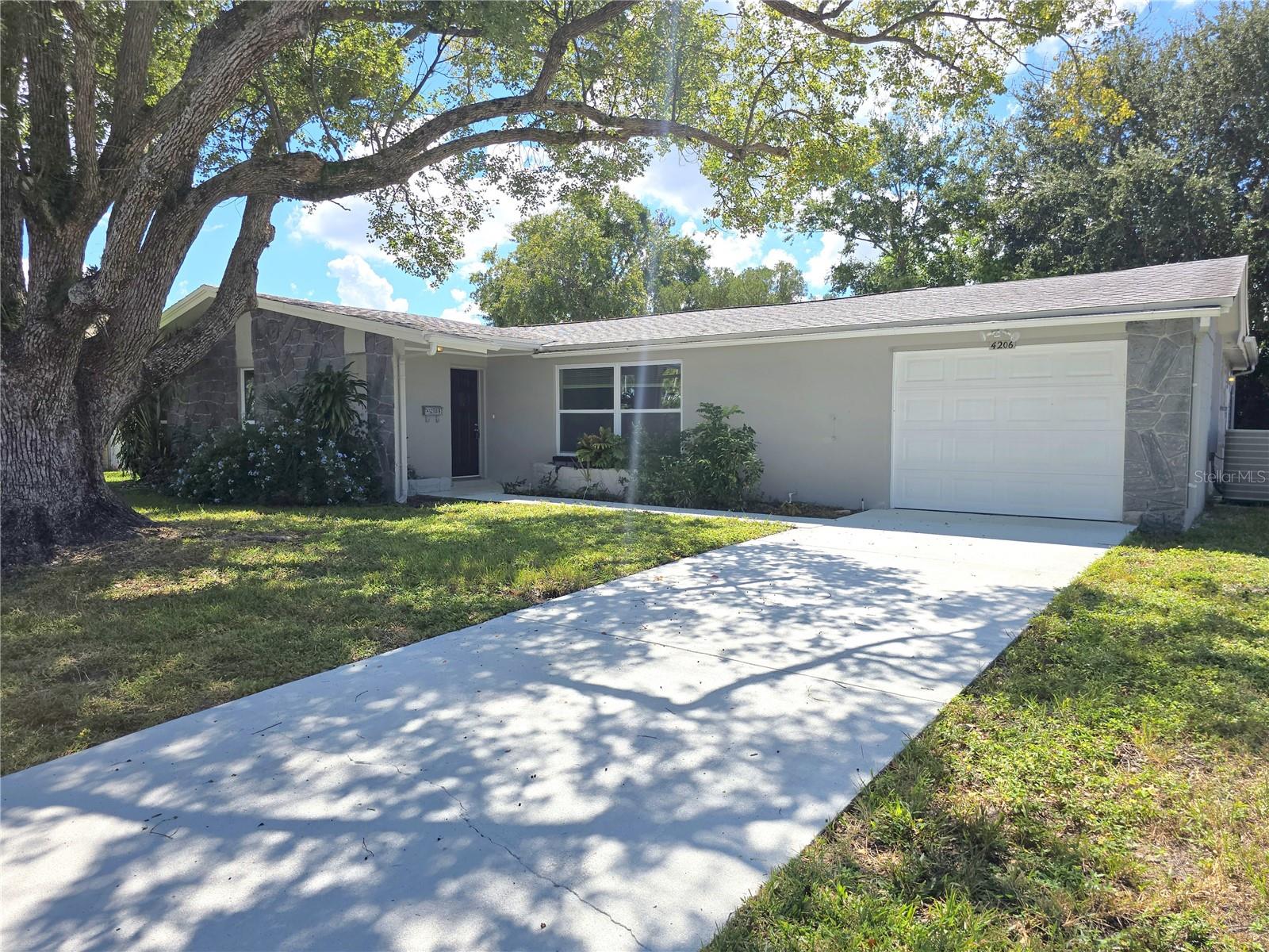 Single Family Residence em NEW PORT RICHEY, FL - Daniel Dourado