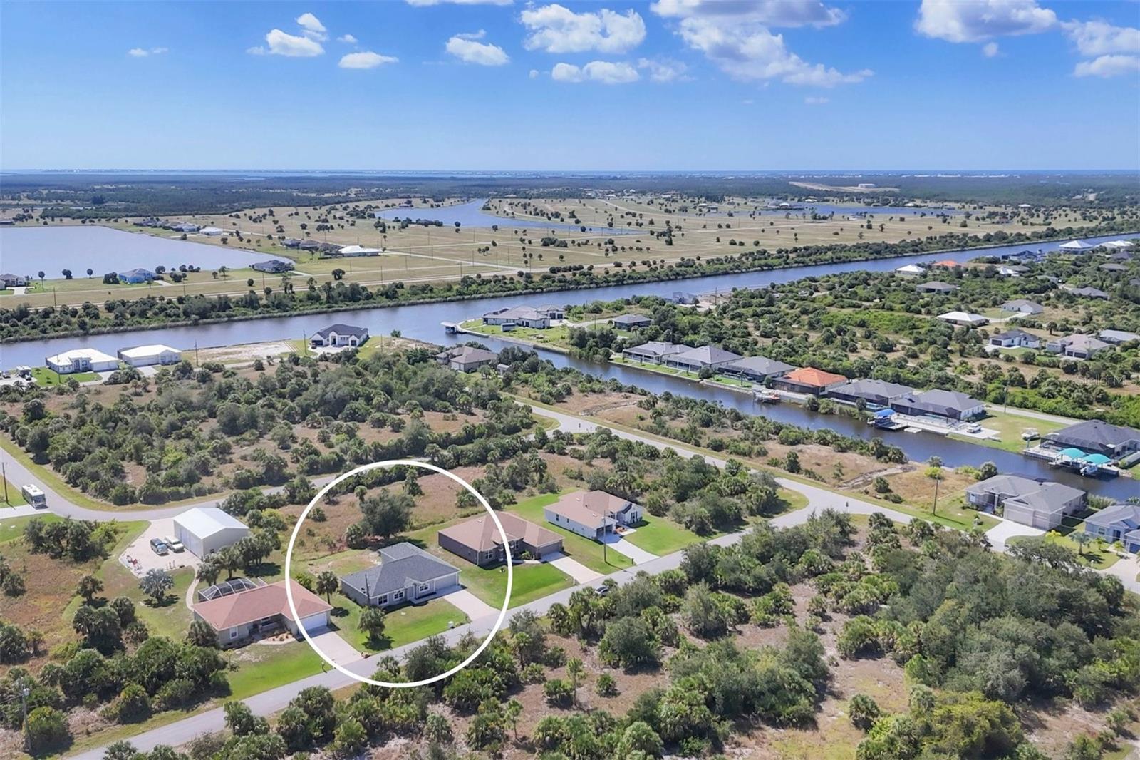 Single Family Residence em PORT CHARLOTTE, FL - Daniel Dourado