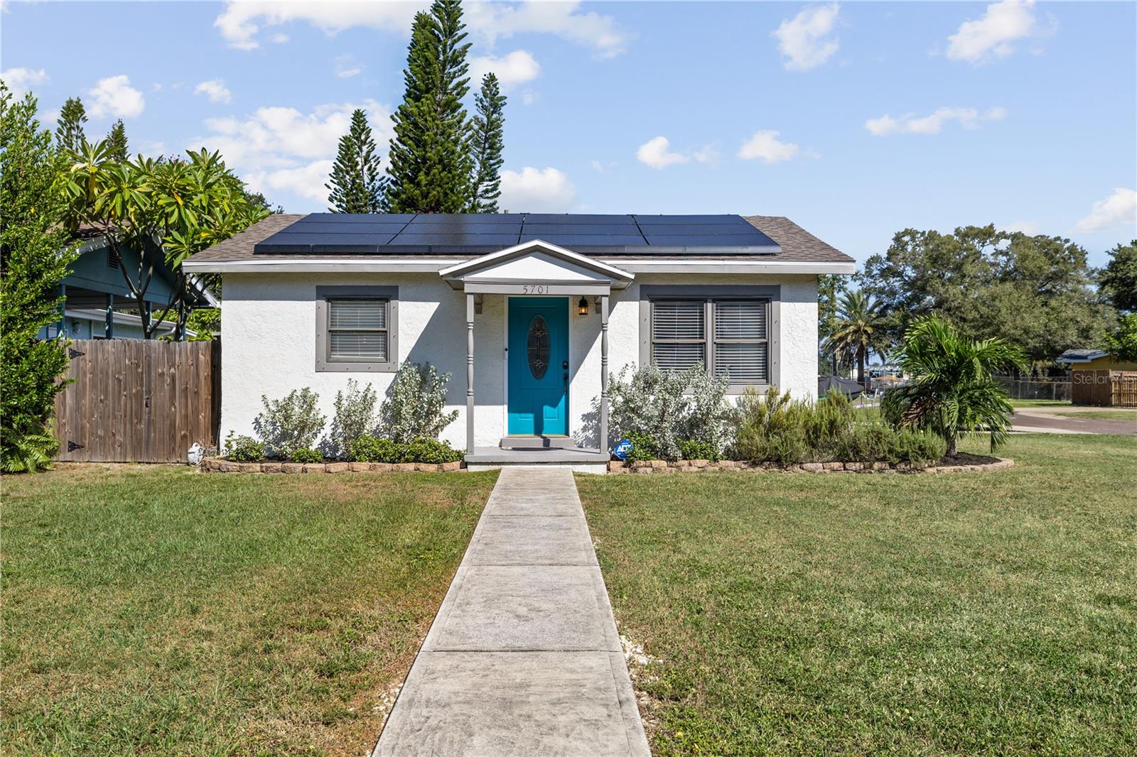 Single Family Residence in GULFPORT, FL - Daniel Dourado