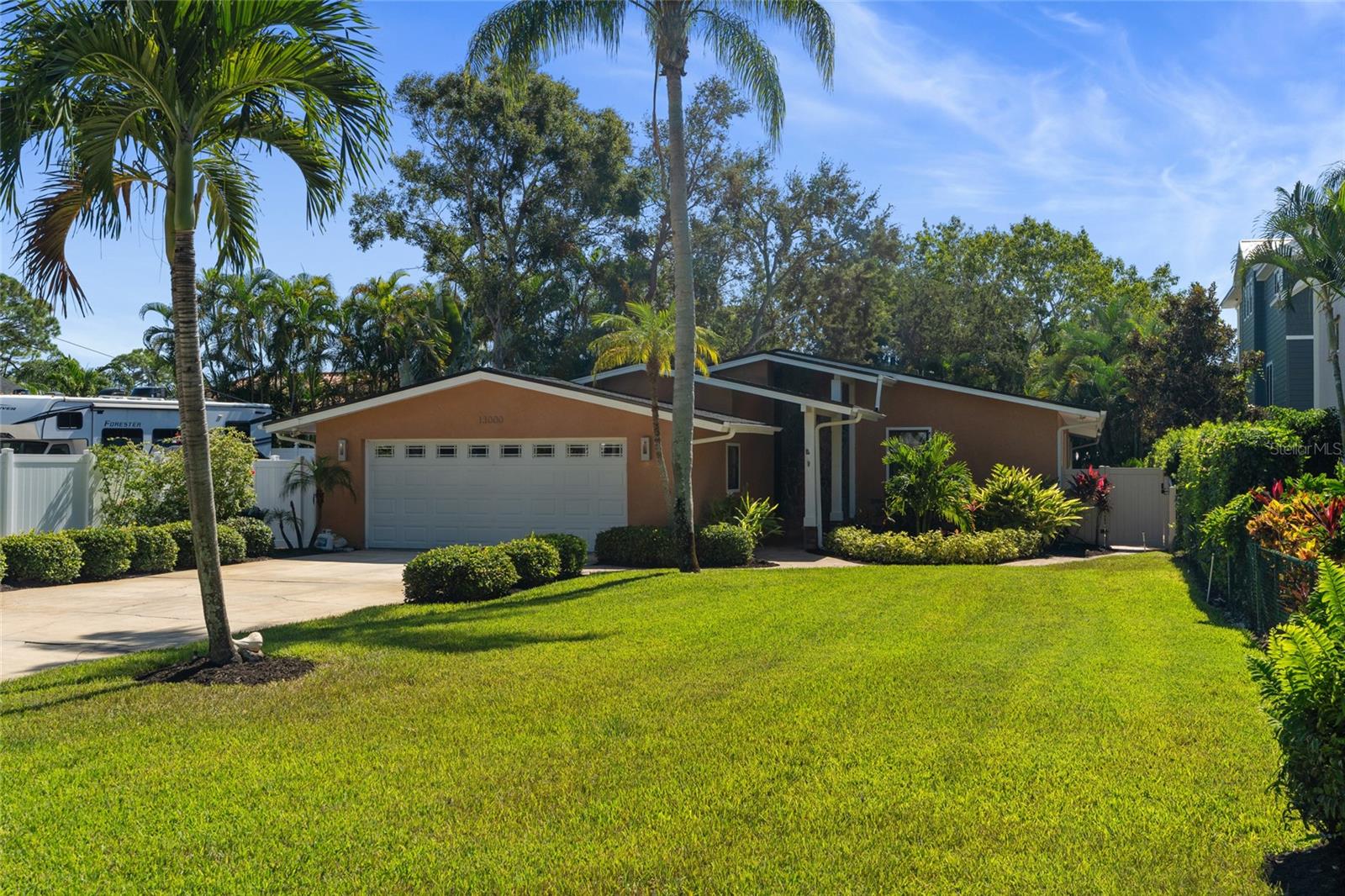 Single Family Residence in SEMINOLE, FL - Daniel Dourado